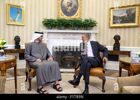 US-Präsident Barack Obama trifft sich mit Kronprinz Mohammed Bin Zayed Al Nahyan von den Vereinigten Arabischen Emiraten im Oval Office des weißen Hauses 20. April 2015 in Washington, DC. Stockfoto