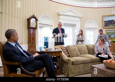 US-Präsident Barack Obama trifft sich mit Stabschef Denis McDonough; Avril Haines, stellvertretenden nationalen Sicherheitsberater; Staatssicherheit Berater Susan E. Rice und Lisa Monaco, Assistent des Präsidenten für Homeland Security und Anti-Terror im Oval Office des weißen Hauses 21. April 2015 in Washington, DC. Stockfoto