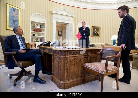 US-Präsident Barack Obama trifft sich mit Stabschef Denis McDonough und Senior Advisor Brian Deese, richtig, im Oval Office des weißen Hauses 21. April 2015 in Washington, DC. Stockfoto