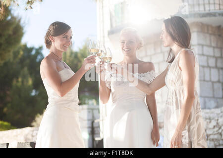 Braut und Brautjungfern Toasten Hochzeitsgesellschaft Stockfoto