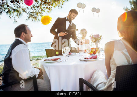 Hochzeitsparty am Strand Stockfoto