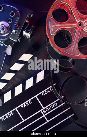 Kino-Schindeln und Reel auf schwarzem Stein Stockfoto
