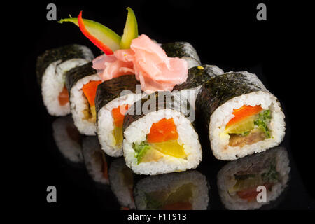 Maki Sushi serviert auf schwarzem Hintergrund Stockfoto
