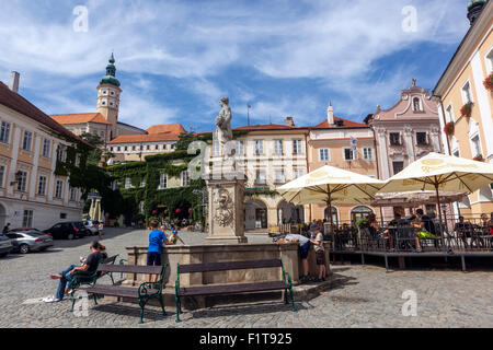 Touristen, Blick auf die Burg Mikulov vom Platz aus ist Mikulov das Zentrum der Weinregion in Südmähren, Tschechien, Europa Stockfoto