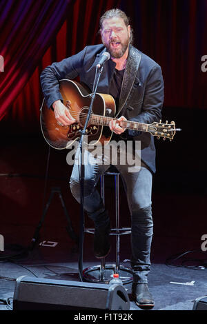 Hamburg, Deutschland. 06. Sep, 2015. Irischer Sänger Rea Garvey führt während der Charity-Gala "Nacht der Legenden" in Hamburg, Deutschland, 6. September 2015. Die Gala, die der Verein "Nestwerk Fuer Jugendprojekte" profitiert (lit.) Nestwork [im Netz] für Jugendliche) findet zum 11. Mal. Foto: Georg Wendt/Dpa/Alamy Live News Stockfoto