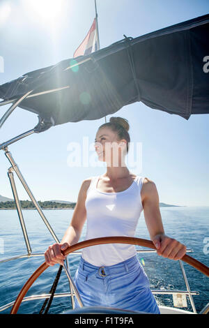 Junge Frau, die Lenkung am Segelboot, Adria Stockfoto