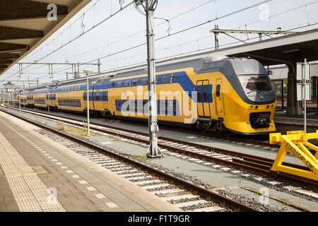 Intercity Zug auf Plattform, Bahnhof Maastricht, Provinz Limburg, Niederlande Stockfoto