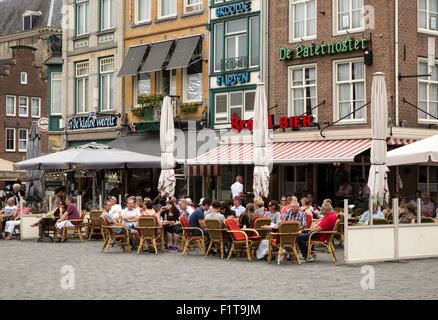 Leute sitzen Außen Cafés im Sommer s-Hertogenbosch, Den Bosch, Nord-Brabant Provinz, Niederlande Stockfoto