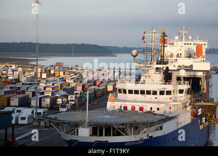 Schiffe und geparkten LKW am Kai im Hafen Harwich, Essex, England, UK - Vordergrund Horizon Geobase Nordsee Versorgungsschiff Stockfoto