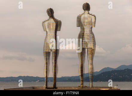 BATUMI, Georgien - 7.Juli: Statue von Liebe Ali und Nino am 7. Juli 2015 in Batumi, Georgien. Ali und Nino langsam Towar Stahl Stockfoto