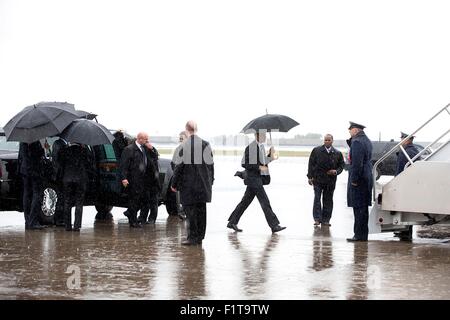 US-Präsident Barack Obama trägt einen Regenschirm an Bord Air Force One Am Charlotte Douglas International Airport vor dem Abflug 15. April 2015 in Charlotte, N.C. Stockfoto