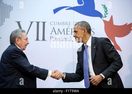 US-Präsident Barack Obama schüttelt Hände mit kubanischen Präsidenten Rau l Castro während des Gipfels von Amerika im Atlapa Convention Center 11. April 2015 in Panama City, Panama. Stockfoto