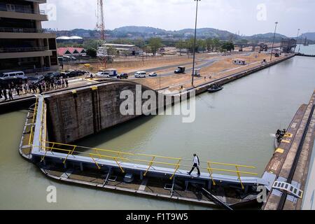 US-Präsident Barack Obama geht durch eine Sperre nach einer Tour durch den Kontrollturm am Panamakanal Miraflores Locks 10. April 2015 in Ancon, Panama. Stockfoto