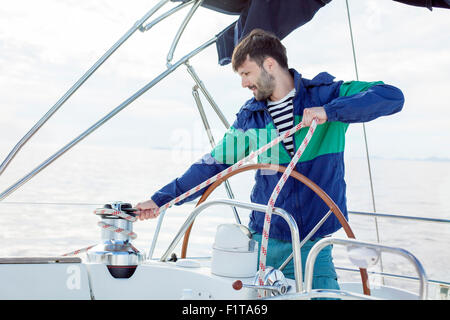 Mann, die Anpassung der Takelage auf Segelboot, Adria Stockfoto