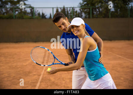 Porträt von ein glückliches Paar im Tennis spielen Stockfoto