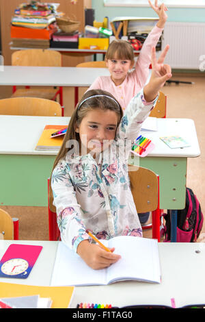 In der Schule, die Schüler sitzen in der Kirchenbank: Portrait Stockfoto