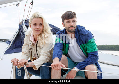 Junges paar entspannende auf Segelboot, Adria Stockfoto