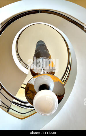 Bexhill-on-Sea, East Sussex, England, UK. Treppenhaus und Licht in De La Warr Pavilion - 1930er Jahre modernistischen Gebäude Stockfoto