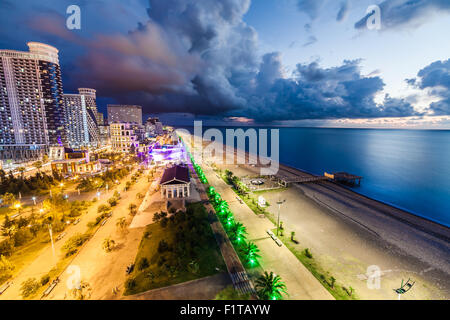 Moderne Damm von Batumi am Abend. Georgien. Stockfoto