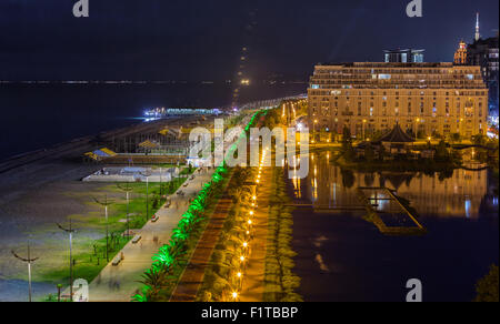 Boulevard in der Nacht in Batumi, ein Georgien. Stockfoto