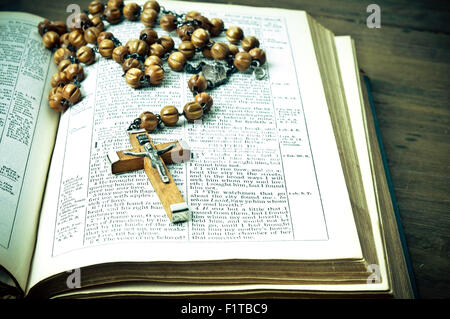 Holz Rosenkranz auf einer alten Bibel Stockfoto