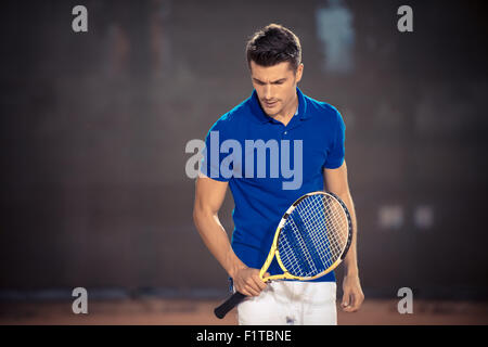 Porträt eines jungen Mannes im Tennis im Freien spielen Stockfoto