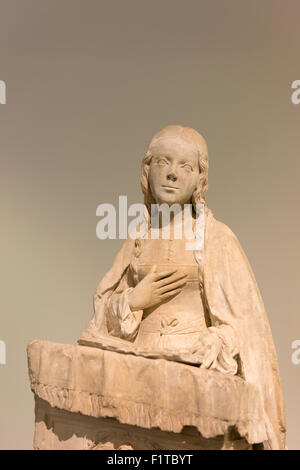 Jungfrau der Verkündigung, aus dem 16. Jahrhundert Skulptur in Coimbras National Museum Machado de Castro. Stockfoto