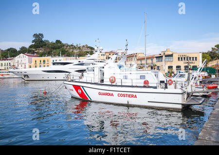 Ischia, Italien - 15. August 2015: White Italienisch Coast Guard Boot steht in Ischia Porto Stockfoto