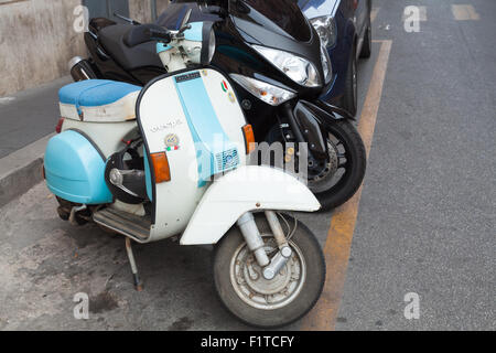 Rom, Italien - 7. August 2015: Klassischen alten Stil Vespas stehen auf einer Straße in der Stadt geparkt Stockfoto