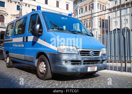 Rom, Italien - 8. August 2015: Blau Fiat Ducato van als ein Polizeiauto in Rom Stockfoto