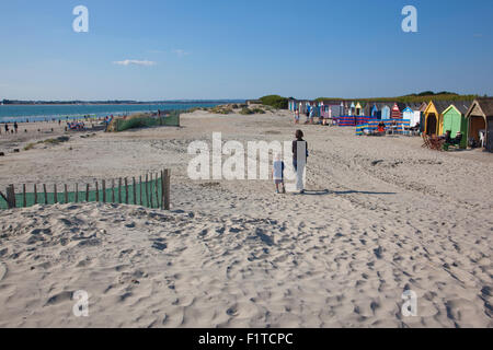 Sanddünen und Strandhütten, West Wittering Beach in Chichester Bezirk West Sussex, England, Vereinigtes Königreich Stockfoto