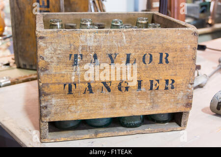 leere Flaschen in Vintage Wodden Kiste Stockfoto
