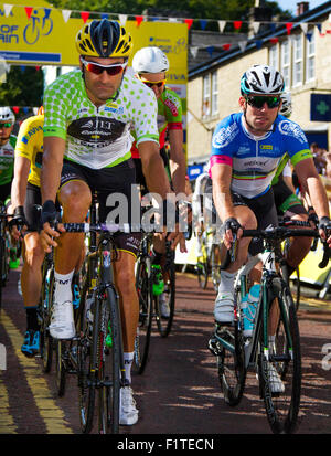 September 2015. Mark Cavendish beim Start der Tour of Britain Etappe 2. Ribble Valley und Pendle. Die zweite Etappe begann im Stadtzentrum von Clitheroe und führte im Uhrzeigersinn über Nick O’Pendle, Longridge, Dunsop Bridge und Slaidburn im Gebiet Forest of Bowland von außergewöhnlicher natürlicher Schönheit. Nach Gisburn ging es über Barnoldswick und Earby nach Pendle, bevor es mit dem Ziel in Colne eine Strecke von Clitheroe nach Colne von 162km zurückkehrte. Stockfoto