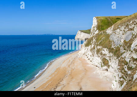 Strand von Kalkstein Bogen von Durdle Door, in der Nähe von Lulworth, Jurassic Coast, Dorset, England, UK Stockfoto