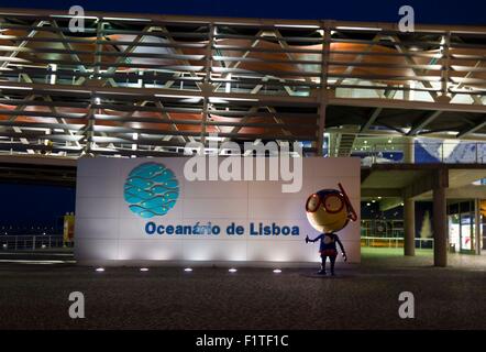 Lissabon, PORTUGAL - 24. Oktober 2014: Lissabon Aquarium Gebäude in der Nacht mit seiner Brücke und Begrüßungstext Stockfoto