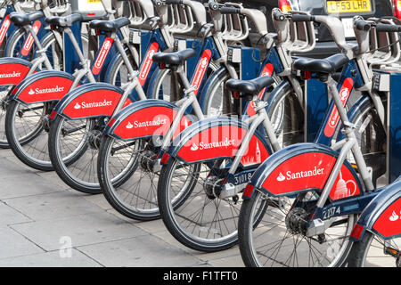 Santander gesponsert City-Bikes zu vermieten in London.  Auch bekannt als Boris bikes Stockfoto