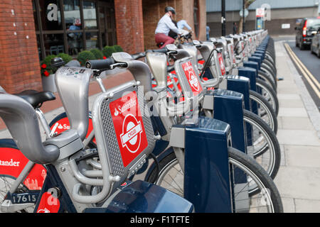 Boris Fahrräder zu vermieten in der City of London.  Diese Fahrräder tragen das neue Santander-Sponsoring Stockfoto