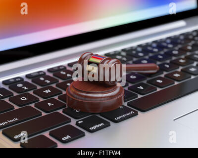 Hammer auf Laptop mit Weichzeichner. Online-Internet-Auktion Stockfoto