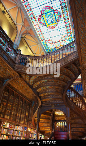 Innenraum der Buchhandlung Lello, eine der ältesten Buchhandlungen in Portugal. Stockfoto