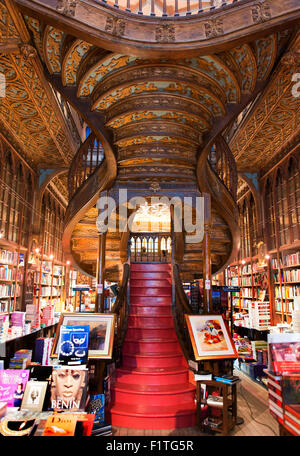 Innenraum der Buchhandlung Lello, eine der ältesten Buchhandlungen in Portugal. Stockfoto