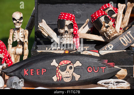 Halten Sie Zeichen und Schädel & gekreuzten Knochen für den Verkauf auf Stand auf Thai Festival Poole, Dorset, UK im September Stockfoto