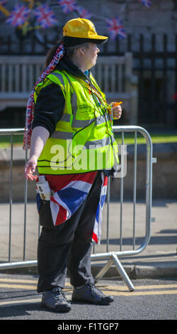 September 2015. Road Marshall bei der Aviva Tour of Britain Etappe 2. Ribble Valley und Pendle. Die zweite Etappe begann im Stadtzentrum von Clitheroe und führte im Uhrzeigersinn über Nick O’Pendle, Longridge, Dunsop Bridge und Slaidburn im Gebiet Forest of Bowland von außergewöhnlicher natürlicher Schönheit. Nach Gisburn ging es über Barnoldswick und Earby nach Pendle, bevor es mit dem Ziel in Colne eine Strecke von Clitheroe nach Colne von 162km zurückkehrte. Stockfoto