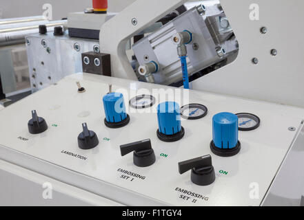 Control Panel mit Messgeräten und Schaltern Stockfoto