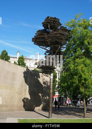 Baum der Erinnerung in Piccadilly Gardens, Manchester, UK.  Entworfen von dem Künstler Wolfgang Buttress und Fiona Heron. Stockfoto