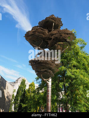 Baum der Erinnerung in Piccadilly Gardens, Manchester, UK.  Entworfen von dem Künstler Wolfgang Buttress und Fiona Heron. Stockfoto