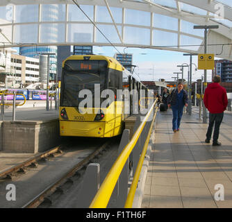 Metrolink Straßenbahn am Bahnhof Victoria, Manchester, UK. Stockfoto