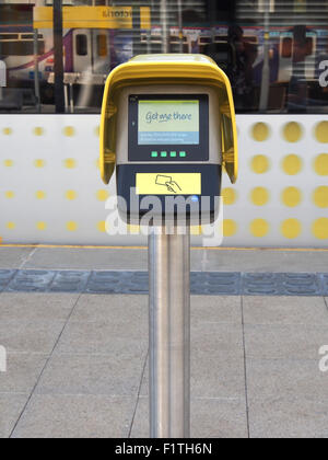 Fahrkartenautomat für die Metrolink Victoria Bahnhof, Manchester, UK. Stockfoto