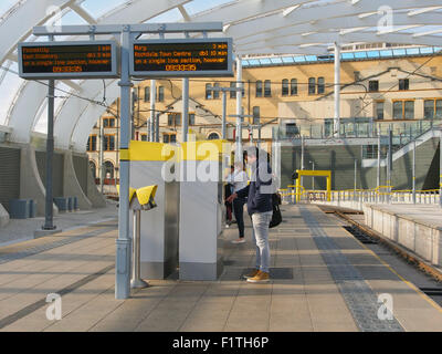 Metrolink Station Victoria Bahnhof Manchester, UK, zeigt einen Passagier kauft ein Ticket und Ziel Zeichen Stockfoto