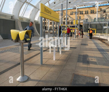 Metrolink Zeichen und Fahrkartenautomaten an Victoria Bahnhof, Manchester, UK. Stockfoto