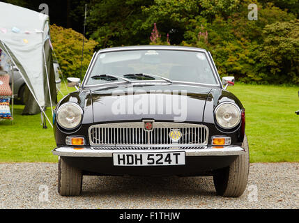 Eine schwarze MGB GT in Picton Castle Vintage Auto Rallye, Pembrokeshire, Wales. Stockfoto